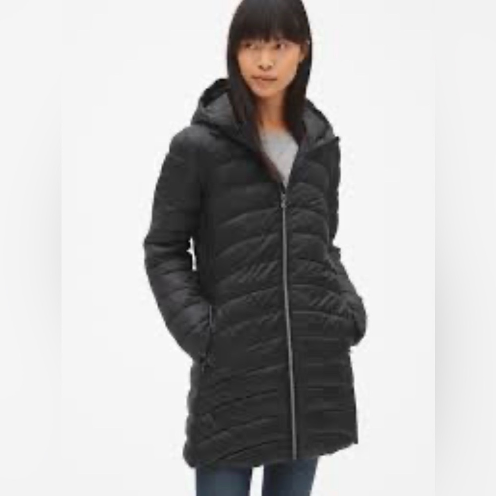 GAP Women's lightweight True Black Puffer Jacket size S